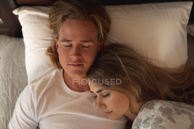 Casal caucasiano deitado na cama juntos, abraçando e dormindo. Distanciamento social e auto-isolamento em quarentena. — Fotografia de Stock