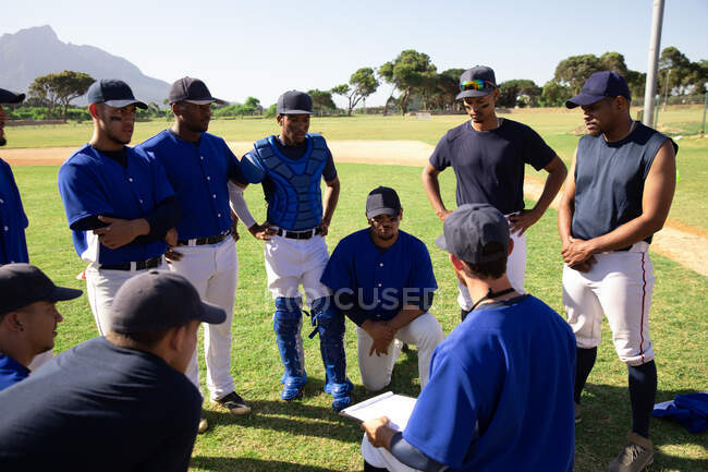 Jogadores de beisebol preparando o jogo — Fotografia de Stock