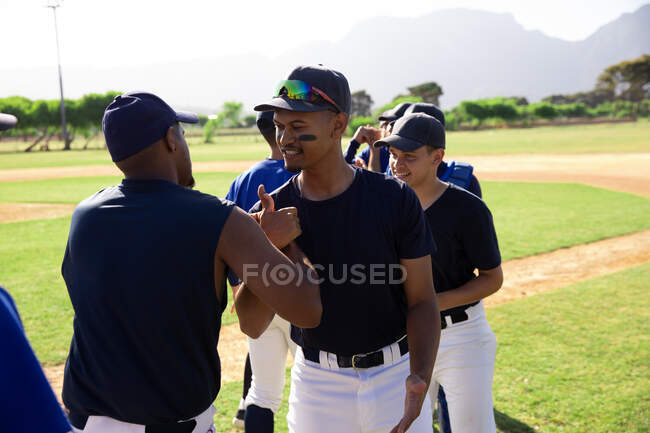 Бейсболисты разговаривают перед матчем — стоковое фото