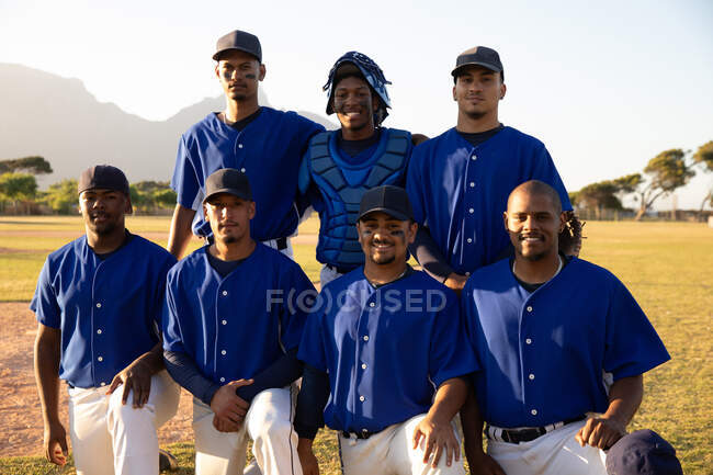 Jogadores de beisebol em pé na linha e ajoelhados — Fotografia de Stock