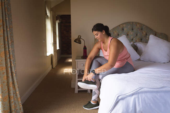Mulher branca vlogger em casa em seu quarto, preparando-se para demonstrar exercícios para seu blog online. Distanciamento social e auto-isolamento em quarentena . — Fotografia de Stock