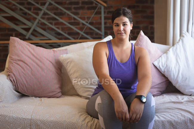 Mulher branca vlogger em casa em sua sala de estar, preparando-se para demonstrar exercícios para seu blog online. Distanciamento social e auto-isolamento em quarentena . — Fotografia de Stock