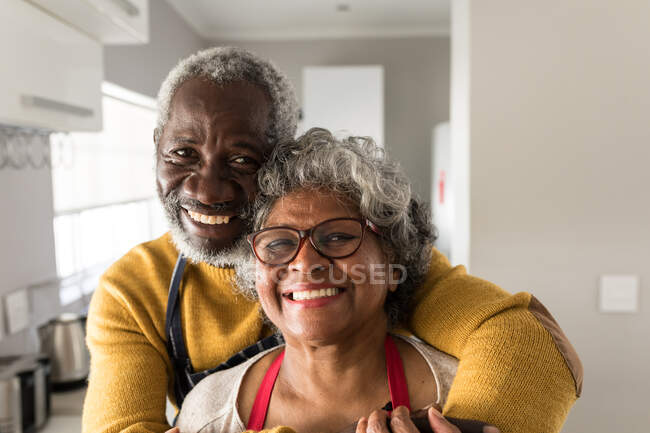 Una pareja afroamericana mayor pasa tiempo en casa juntos, distanciamiento social y aislamiento en cuarentena durante la epidemia de coronavirus covid 19 - foto de stock