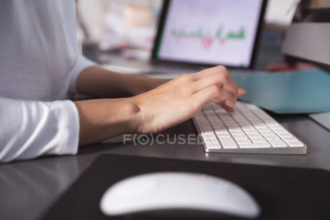 Жінка проводить час вдома, сидячи за столом, використовуючи комп'ютер, працюючи з дому. Самоізоляція та соціальне дистанціювання в карантинному блокуванні під час епідемії коронавірусу 19 . — стокове фото