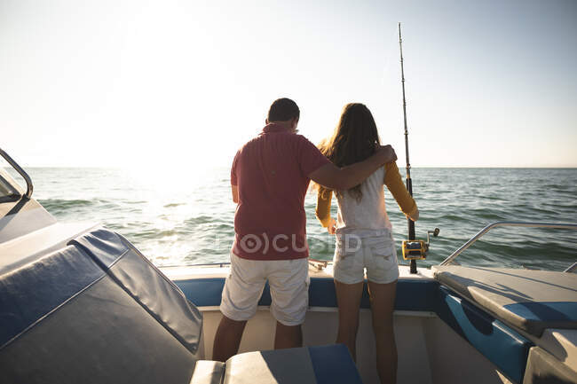 Um homem caucasiano e sua filha adolescente de pé em um barco — Fotografia de Stock