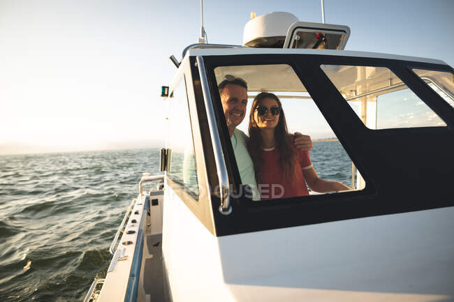 Un hombre caucásico y su hija adolescente de pie en un barco - foto de stock