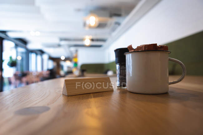 Primo piano di una caffetteria vuota, con sale e zucchero sdraiato su un tavolo, con un grande divano sullo sfondo — Foto stock