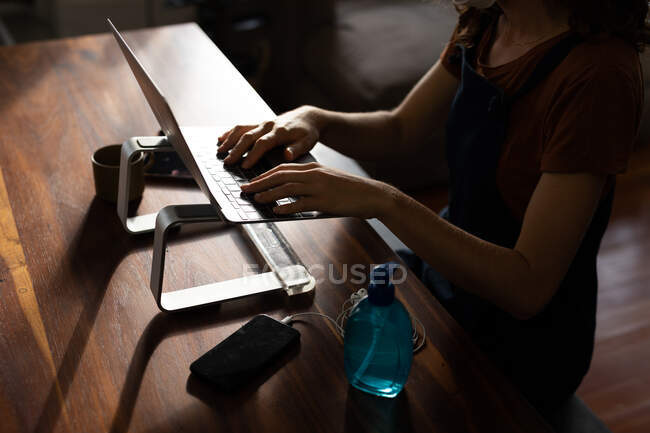 Partie médiane d'une femme caucasienne passant du temps à la maison, travaillant à la maison, utilisant son ordinateur portable. Mode de vie à domicile isolement en quarantaine pendant une pandémie de coronavirus covid 19. — Photo de stock
