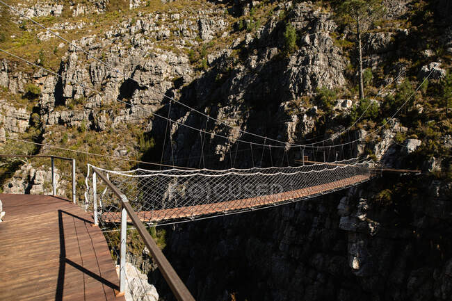 Landschaft mit Bergen, Felsen und einer Holzbrücke, die von Seilrutschern benutzt wird, um auf den Bergen zu wandern. Spaßiges Abenteuerwochenende. — Stockfoto