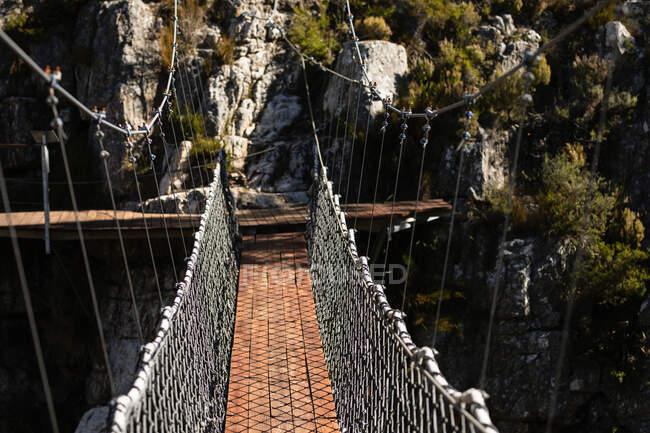 Landschaft mit Bergen, Felsen und einer Holzbrücke, die von Seilrutschern benutzt wird, um auf den Bergen zu wandern. Spaßiges Abenteuerwochenende. — Stockfoto