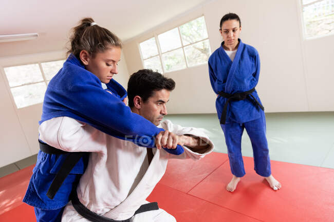 Judokas practicando judo en un gimnasio - foto de stock