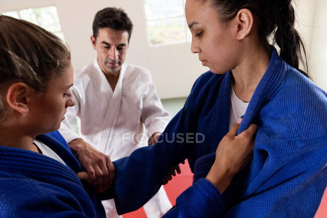 Judokas praticare il judo in una palestra — Foto stock