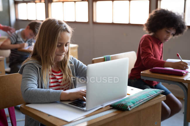 Кавказька дівчинка користується ноутбуком під час уроку. Первинна освіта Соціальна безпека для здоров'я під час пандемії Ковіда19 Коронавірус. — стокове фото