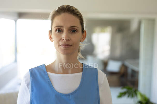 Retrato de enfermera caucásica - foto de stock