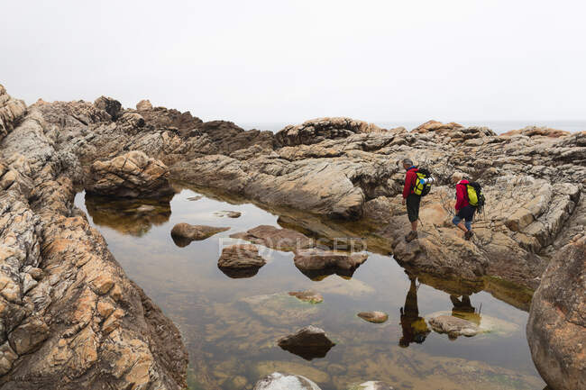 Старша пара проводить час у природі разом, гуляючи в горах, прогулюючись біля ставка. здоровий спосіб життя пенсійна діяльність . — стокове фото