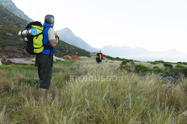 Couple sénior passant du temps dans la nature ensemble, se promenant dans les montagnes. mode de vie sain activité de retraite. — Photo de stock