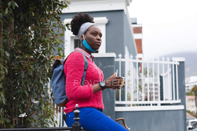 Африканська американка, яка споживає салат на вулиці і в місті під час пандемії коронавірусу.. — стокове фото