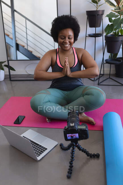 Afro-americana fêmea vlogger gravando um vídeo. sobre meditação. comunicação de tecnologia de auto-isolamento em casa durante a pandemia do coronavírus covid 19. — Fotografia de Stock
