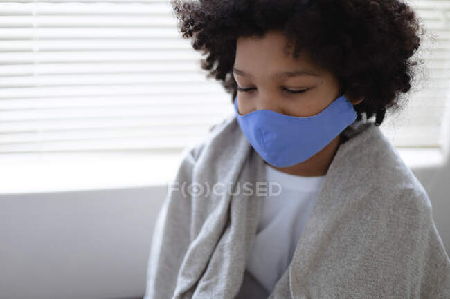 Mixed Race Girl mit Gesichtsmaske zu Hause. Selbstisolierung Qualität Zeit zu Hause zusammen während Coronavirus covid 19 Pandemie. — Stockfoto