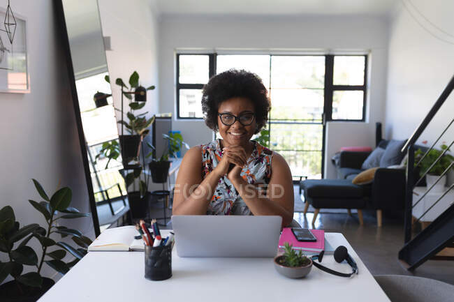 Африканська американська жінка записує відеоблог за допомогою ноутбука. Самоізоляція вдома під час коронавірусу (19 пандемії). — стокове фото
