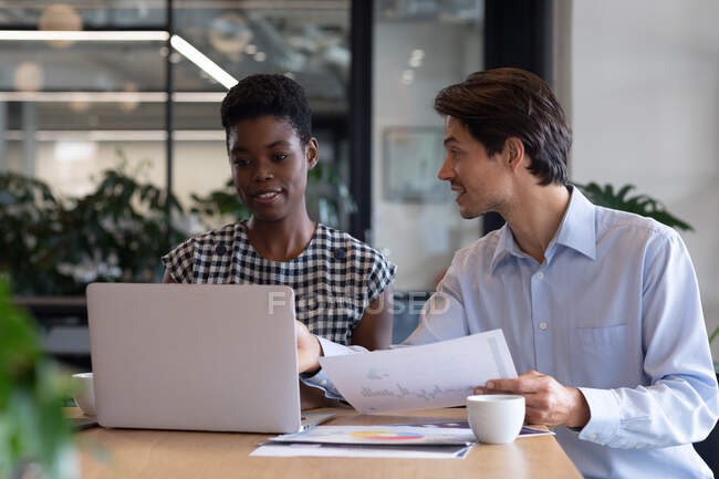 Diverse Geschäftsleute sitzen mit Laptop in einem modernen Büro und erledigen Papierkram. Business moderne Büroarbeitstechnologie. — Stockfoto