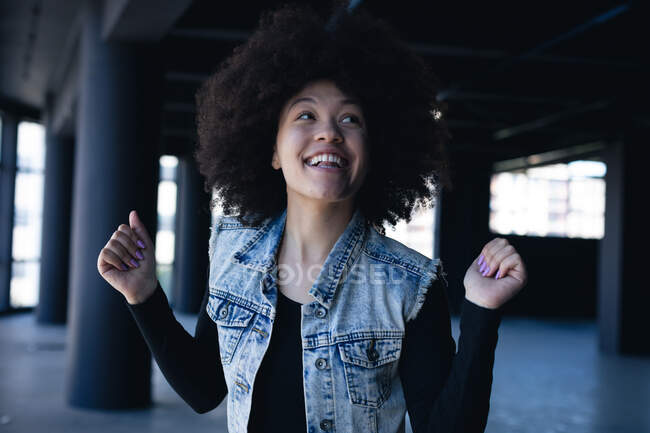 Frauen mit gemischter Rasse lachen und tanzen in einem leeren Gebäude. Geschlecht fluid lgbt Identität rassische Gleichberechtigung Konzept. — Stockfoto