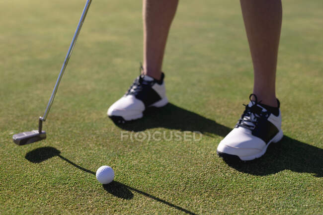 Низька частина жінки кладе м'яч з клубом на поле для гольфу. спорт дозвілля хобі гольф здоровий спосіб життя на відкритому повітрі . — стокове фото