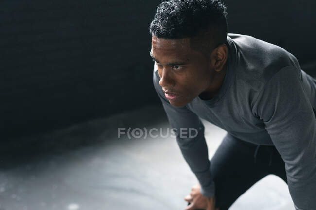 Porträt eines afrikanisch-amerikanischen Mannes, der in einem leeren städtischen Gebäude steht und sich ausruht. urbane Fitness gesunder Lebensstil. — Stockfoto