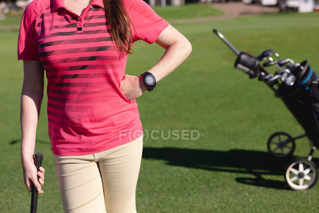 Midsection de la femme debout sur le terrain de golf tenant club de golf. loisirs sportifs loisirs golf mode de vie sain en plein air. — Photo de stock