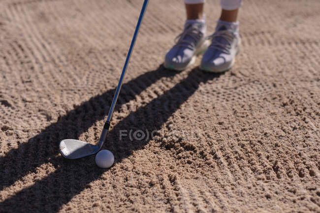 Baixa seção de mulher jogando golfe posicionamento clube antes de levar tiro de bunker. esporte lazer hobbies golfe saudável ao ar livre estilo de vida. — Fotografia de Stock