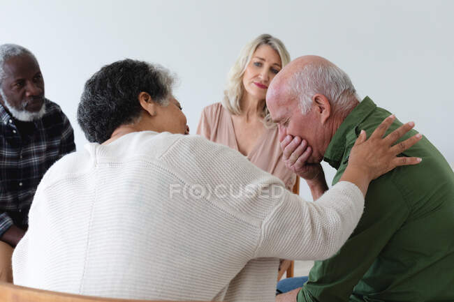 Groupe diversifié d'aînés qui parlent pendant une séance de thérapie de groupe à la maison. santé fitness bien-être au foyer de soins pour personnes âgées. — Photo de stock