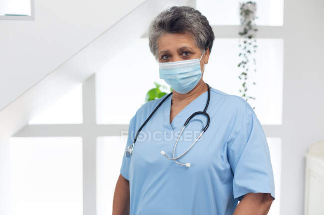 Porträt einer afrikanisch-amerikanischen Ärztin mit Gesichtsmaske, die in die Kamera blickt. Hygieneschutz im Gesundheitswesen bei Coronavirus-Pandemie 19. — Stockfoto