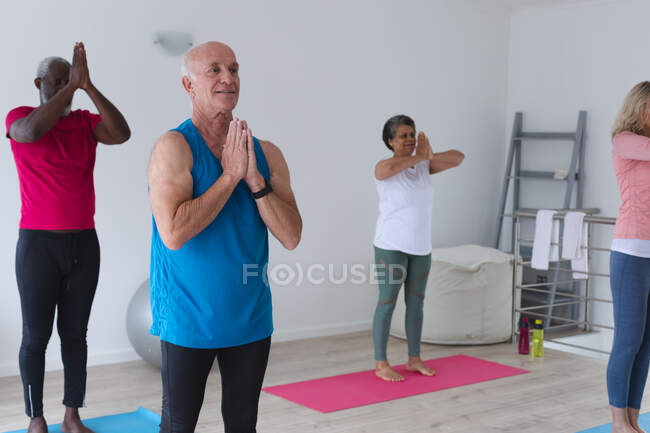 Різні групи літніх людей беруть участь у фітнес-класі вдома. здоров'я фітнес благополуччя в будинку старшої опіки . — стокове фото