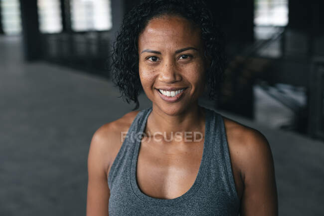 Ritratto di donna afroamericana in piedi in un edificio urbano vuoto a guardare la telecamera. fitness urbano stile di vita sano. — Foto stock