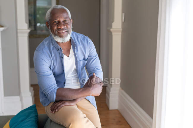 Porträt eines älteren afrikanisch-amerikanischen Mannes, der in die Kamera blickt und lächelt. Während der Quarantäne zu Hause bleiben und sich selbst isolieren. — Stockfoto