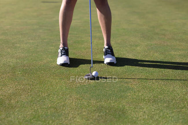 Baixa seção de mulher colocando bola com clube no campo de golfe. esporte lazer hobbies golfe saudável ao ar livre estilo de vida. — Fotografia de Stock