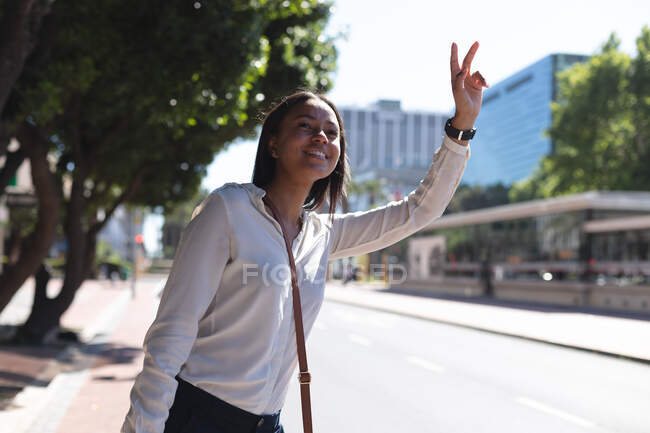 Африканська американка, яка везла таксі на вулиці. Концепція життя під час коронавірусної ковини 19. — стокове фото