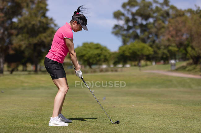 Kaukasische Frau beim Golfen auf dem Golfplatz an einem sonnigen Tag. Sport und aktiver Lebensstil. — Stockfoto