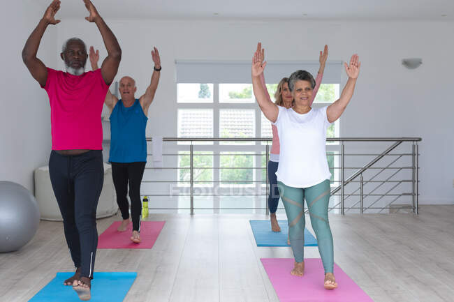 Vielfältige Seniorengruppe nimmt an Fitnesskursen zu Hause teil. Gesundheit Fitness Wohlbefinden im Altenheim. — Stockfoto