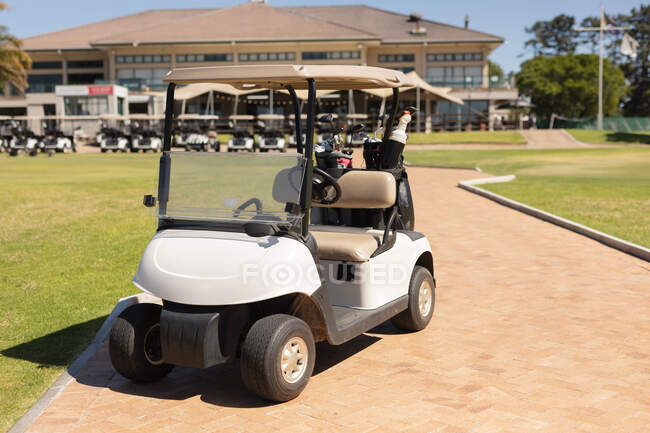 Мешок для гольфа стоит на поле для гольфа в солнечный день. Спортивное увлечение гольфом, здоровый пенсионный образ жизни. — стоковое фото