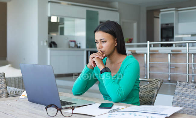 Африканська американка дивиться на екран ноутбука під час роботи з дому. Залишатися вдома в ізоляції в карантині. — стокове фото