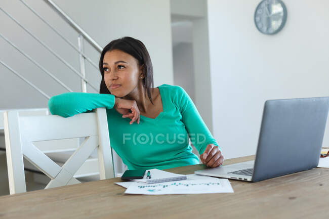 Femme afro-américaine avec ordinateur portable prenant une pause tout en travaillant à la maison. rester à la maison en isolement personnel en quarantaine — Photo de stock