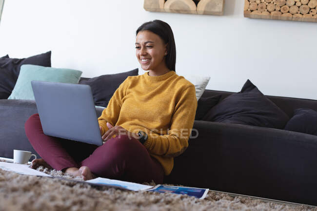 Femme afro-américaine utilisant un ordinateur portable tout en travaillant à la maison. rester à la maison en isolement personnel en quarantaine — Photo de stock