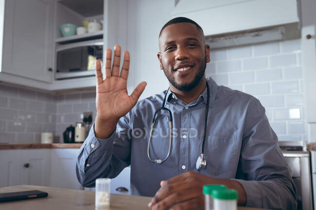 Afrikanisch-amerikanischer Arzt bei einem Videochat. Während der Quarantäne zu Hause bleiben und sich selbst isolieren. — Stockfoto
