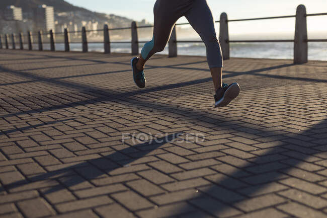 Женщина тренируется на прогулке у моря бег трусцой. фитнес здоровый образ жизни. — стоковое фото