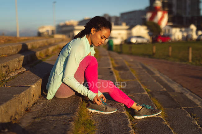 Afroamerikanerin in Sportkleidung, die in städtischen Straßenschuhen turnt. Fitness und gesunder Lebensstil im Freien. — Stockfoto