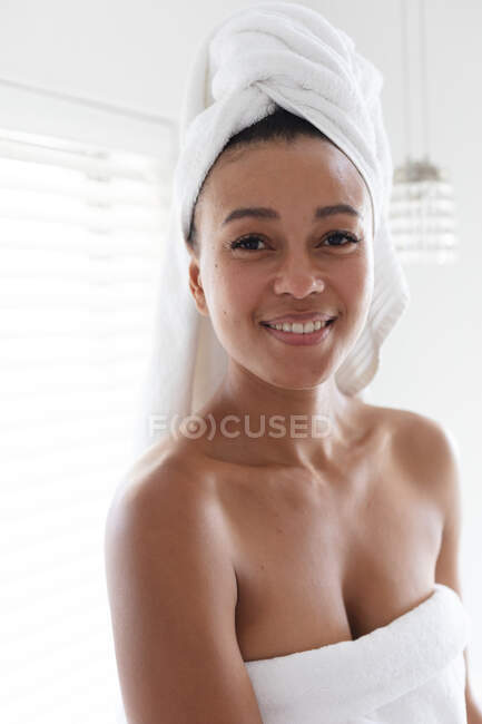 Портрет афро-американської жінки, яка посміхається у ванній кімнаті. Залишатися вдома в ізоляції в карантині. — стокове фото