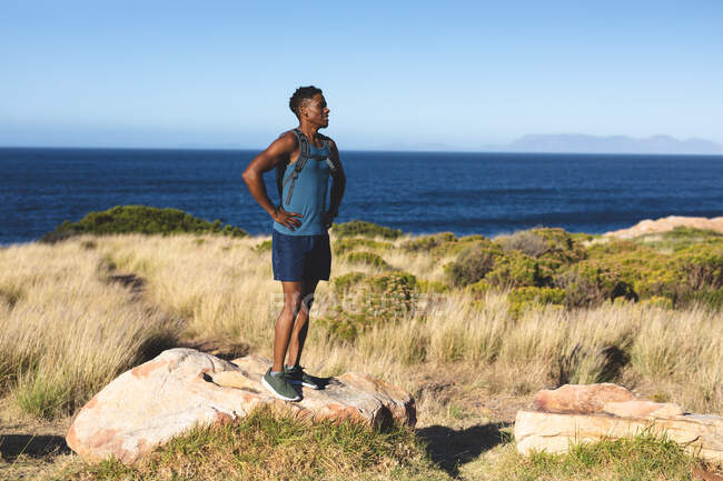 Retrato del hombre afroamericano en forma haciendo ejercicio al aire libre. entrenamiento de fitness y estilo de vida saludable al aire libre. - foto de stock
