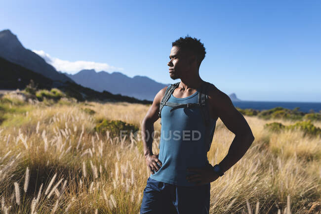 Портрет афроамериканського чоловіка, який займається фізичними вправами на вулиці. Тренування фітнесу і здоровий спосіб життя на вулиці. — стокове фото