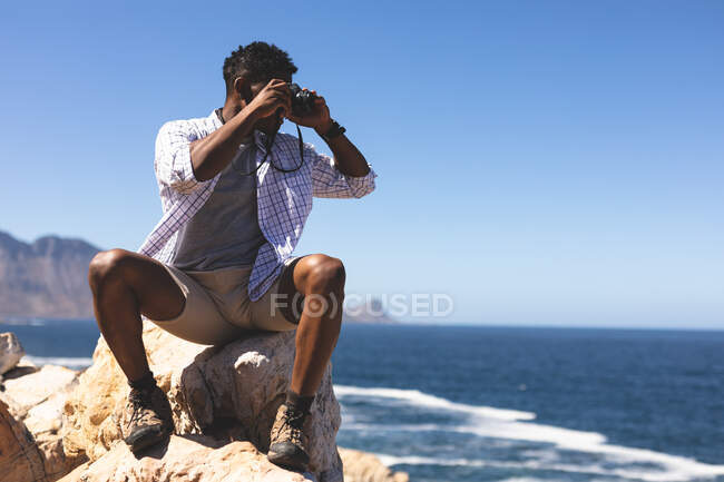 Ritratto di uomo afro-americano in forma che scatta foto all'aperto. allenamento fitness e stile di vita sano all'aperto. — Foto stock